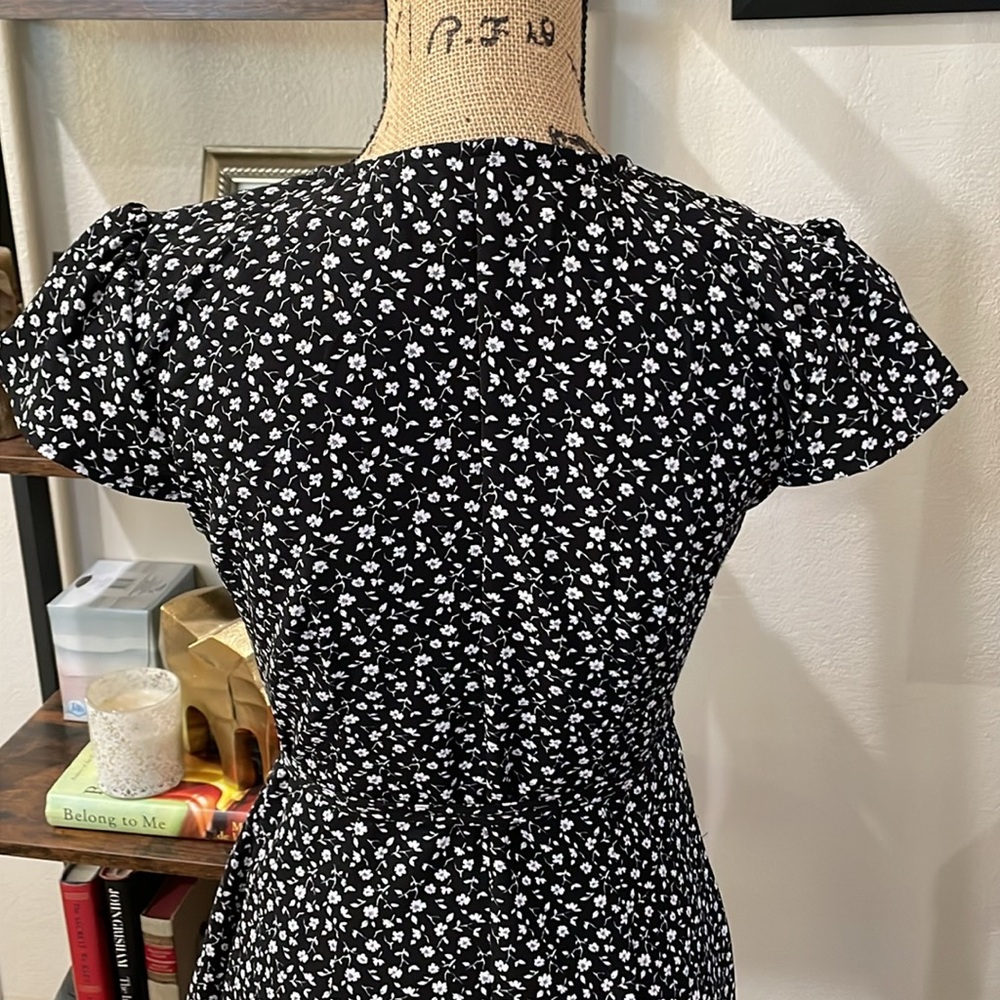 Black and white floral wrap dress - Picture 5 of 6